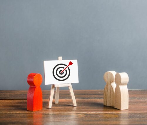 The leader explains employee tactics of advertisings strategies targeting. Training, briefing. Studying the target audience, increasing the effectiveness of advertising and business. retargeting The leader explains employee tactics of advertisings strategies targeting. Training, briefing. Studying the target audience, increasing the effectiveness of advertising and business. retargeting